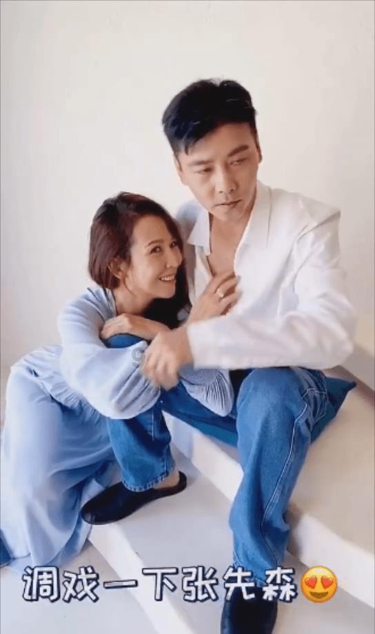 双人跨栏赛跑